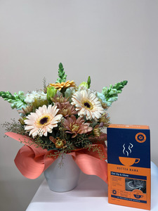 🌸 HotTea Mama — Floral Arrangement & Tea