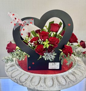 Products: Heart Red Rose Arrangement - Flowers that Wow- Florist - South Auckland Delivery