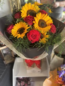 Red Rose & Sunflower Arrangement in Water Vox – Bright & Cheerful Gift&hellip;