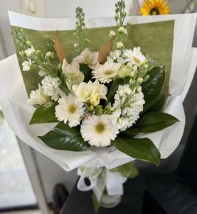 Products: Serene Bouquet - Flowers that Wow- Florist - South Auckland Delivery