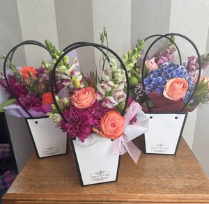 Products: Posy Bag – Fresh Seasonal Flower Posy with Auckland Delivery - Flowers that Wow- Florist - South Auckland Delivery