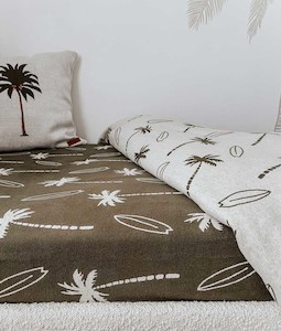 Bengali Collections: JERSEY COTTON SHEET - SURFING PALM - Natural / Olive