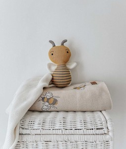 Bengali Collections: HONEYBEE SNUGGLY