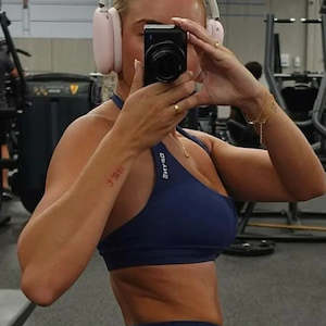 Sports Entertainment: Dfyne Impact Sports Bra for Women Seamless Halter Bra Open Back Yoga Top Bras Medium Support Gym Crop Top Padded Sportswear