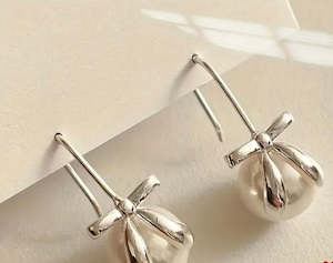 Jewellery: Flying Saucers s/silver bow and pearl  Earrings