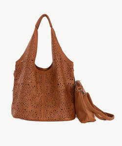 Accessories: Sassy Duck Purdie. Tote tan