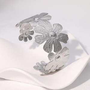 Flying Saucers Flower bangle silver