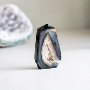 Master Stone Crystals: Black Agate Geode Obelisk