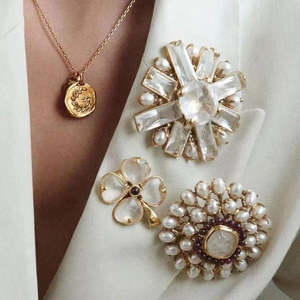 Frontpage: Vintage White Crystal & Baroque Pearl Brooch – Antique-Style White Crystal Brooch, Baroque Pearl Jewelry Gift