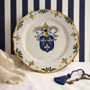 Henriot Quimper Armorial Faïence Plate | Fleur-de-Lis, “Montjoie Saint Denis�&hellip;