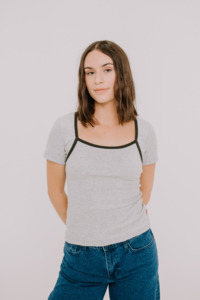Annie - Juni Ribbed Contrast Tee - Grey/Khaki