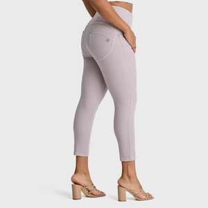 WRUP SNUG Curvy Jeans - High Waisted - 7/8 Length - Light Grey