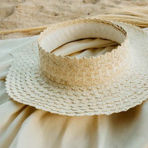 Fresh: WIDE BRIM CROWNLESS PALM LEAF HAT - LIGHT NATURAL