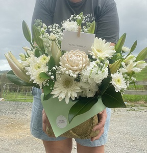 Products: Woven Flower Pot - Fresh Flowers Kaitaia