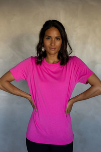Mazu: MAZU – Embrace Tee Fuchsia Fedora