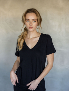 Mazu: MAZU – Before we Expire V Tee – Black
