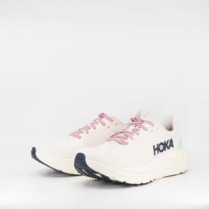 Hoka One One: Hoka Arahi 8 (D Wide) Womens Rose Cream/Alabaster