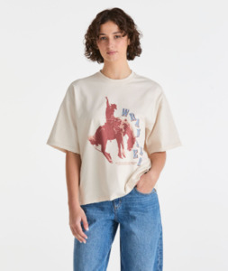 WRANGLER BUCKING BOXED TEE WMN