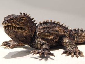 Ken Auton: Ken Auton bronze Tuatara closed jaw
