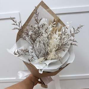 Flowers: Posie Bouquet - Natural/White