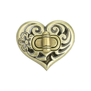 Corners Ornaments: Engraved Heart Bag Clasps