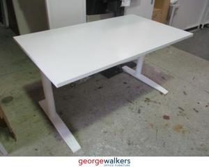 Desks: PR5816  White  Straight Desk