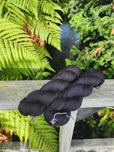 4 Ply Fingering Weight: Black - 4 Ply Sock Yarn - Kiwiyarn-a