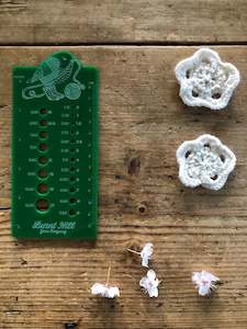 Burnt Hill Yarn Company - Kakaruwai South Island Robin Needle Gauge and Ruler - Green