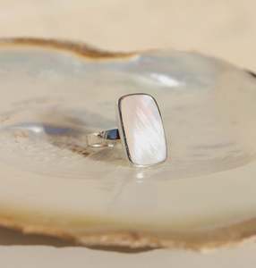Fabuleux Vous 1: La Stèle Mother of Pearl Rectangle Ring