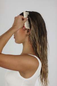 Frontpage: Comb - Nude
