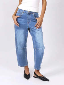 Jeans: Toni Barrel Jeans /Light Blue