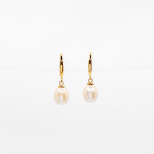 Minimal Pearl Drop Earrings