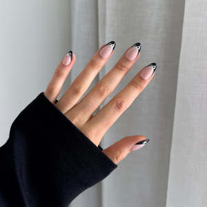 PRESSING NAILS - BLACK TIP BOW