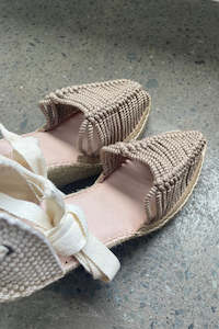 Shoes 2: Estilo Emporio El Cordon Wedge - Taupe