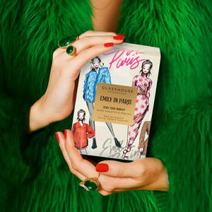 Accessories: 380g Candle - Emily In Paris / Oui Oui Emily - Nude Violette & Praline