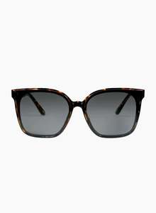 Accessories: Betty Sunglasses / Tort Smoke