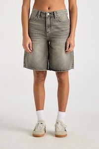 Wrangler: Mid Farrah Short | Silver/Dollar