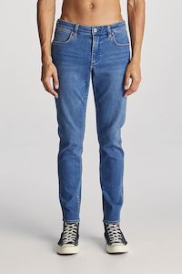 Wrangler: Stomper Jean | Two Hands Blue