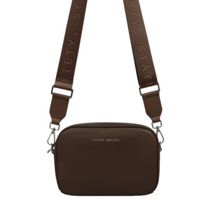 Clothing Accessories: Plunder leather shoulder bag wide strap cocoa