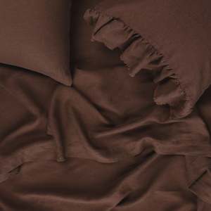 SOW linen flat sheet with ruffle chocolate