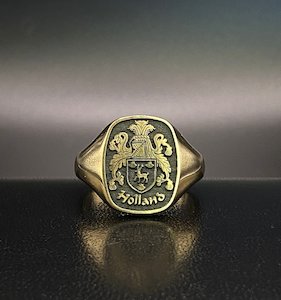 Products: Family Crest Signet Ring – Yellow Gold