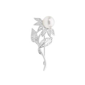 Fashion Jewellery: Sterling Silver Flower Style Brooch with Fresh Water Pearl.