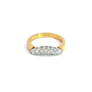 18ct Yellow Gold 7 stone Diamond curved ring