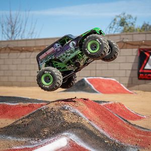 Monster Trucks: 1/8 LMT 2.0 Grave Digger 4X4 Solid Axle Brushless Monster Truck RTR