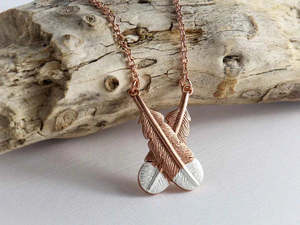 Little Taonga necklace - Crossed Huia Feathers