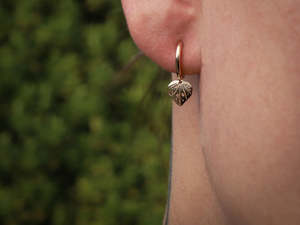 Little Taonga earrings - Kawakawa Leaf