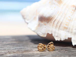 Little Taonga earrings - Nautilis Shell