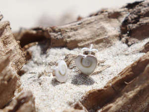 Little Taonga earrings - Cats Eye Shell Hearts