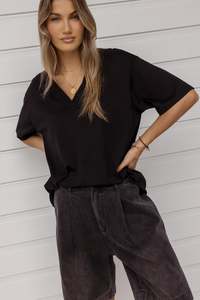 New: Nix V-Neck T-Shirt - Black