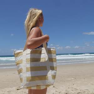 Beach Essentials: Sunnylife Light Cooler Tote Butternut Stripe